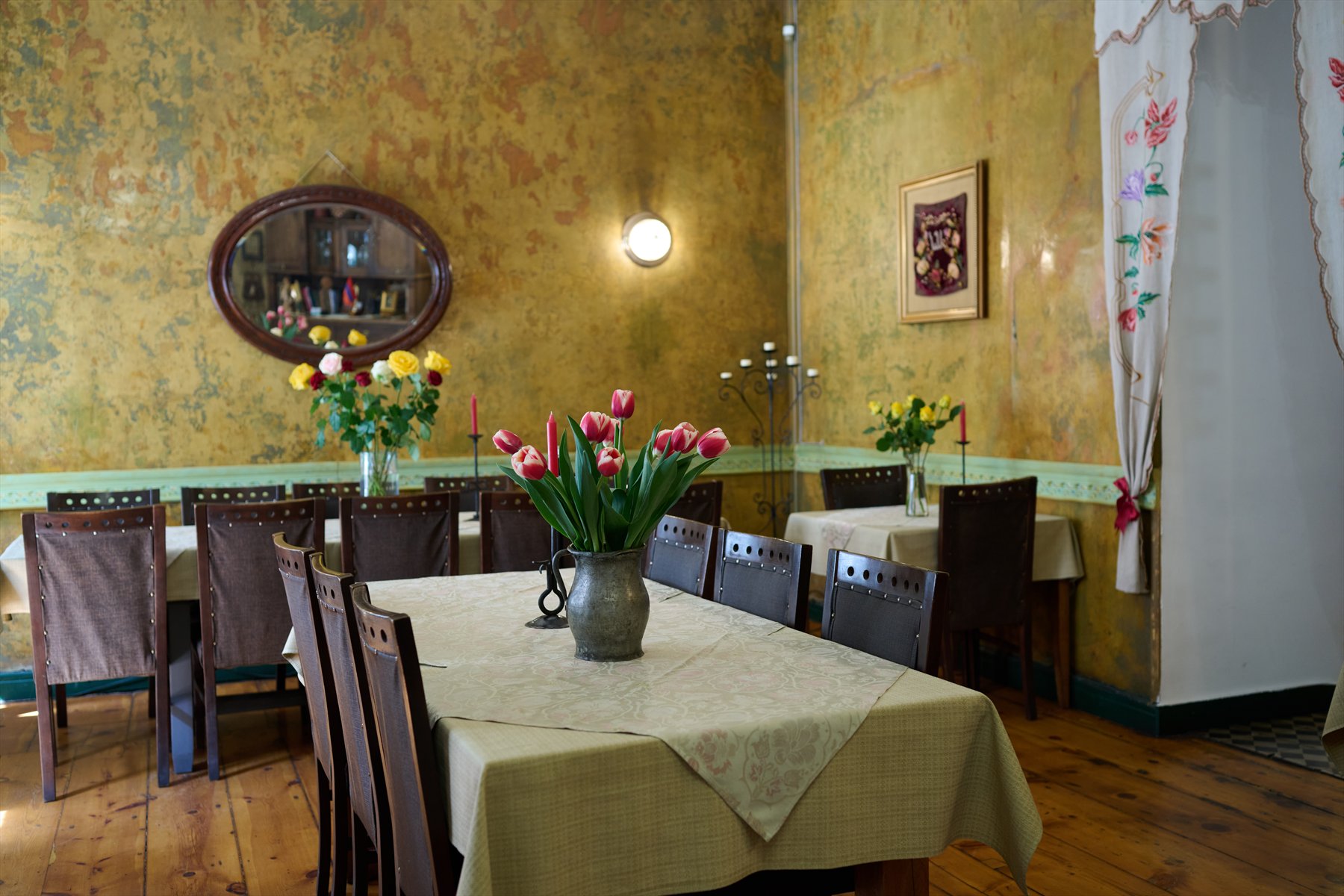 Dolmama dining room with golden textured walls and tulips