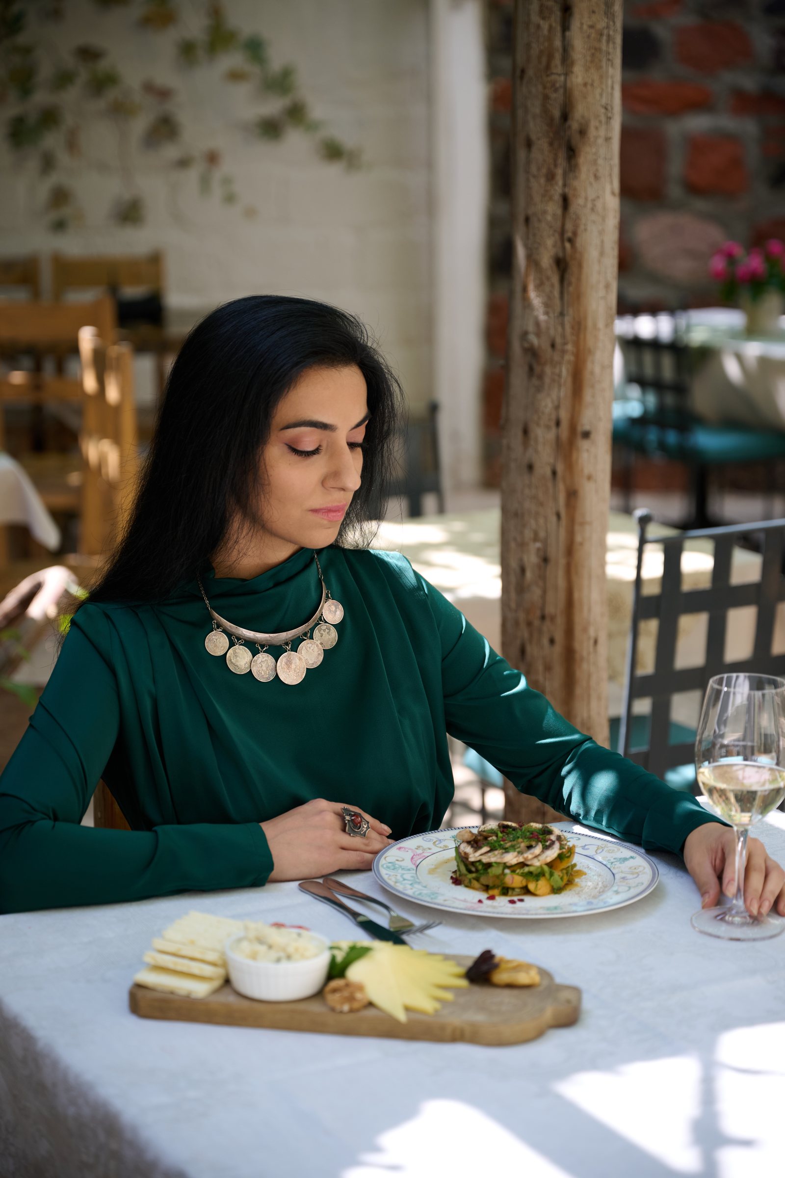 Guest enjoying lunch on the courtyard terrace