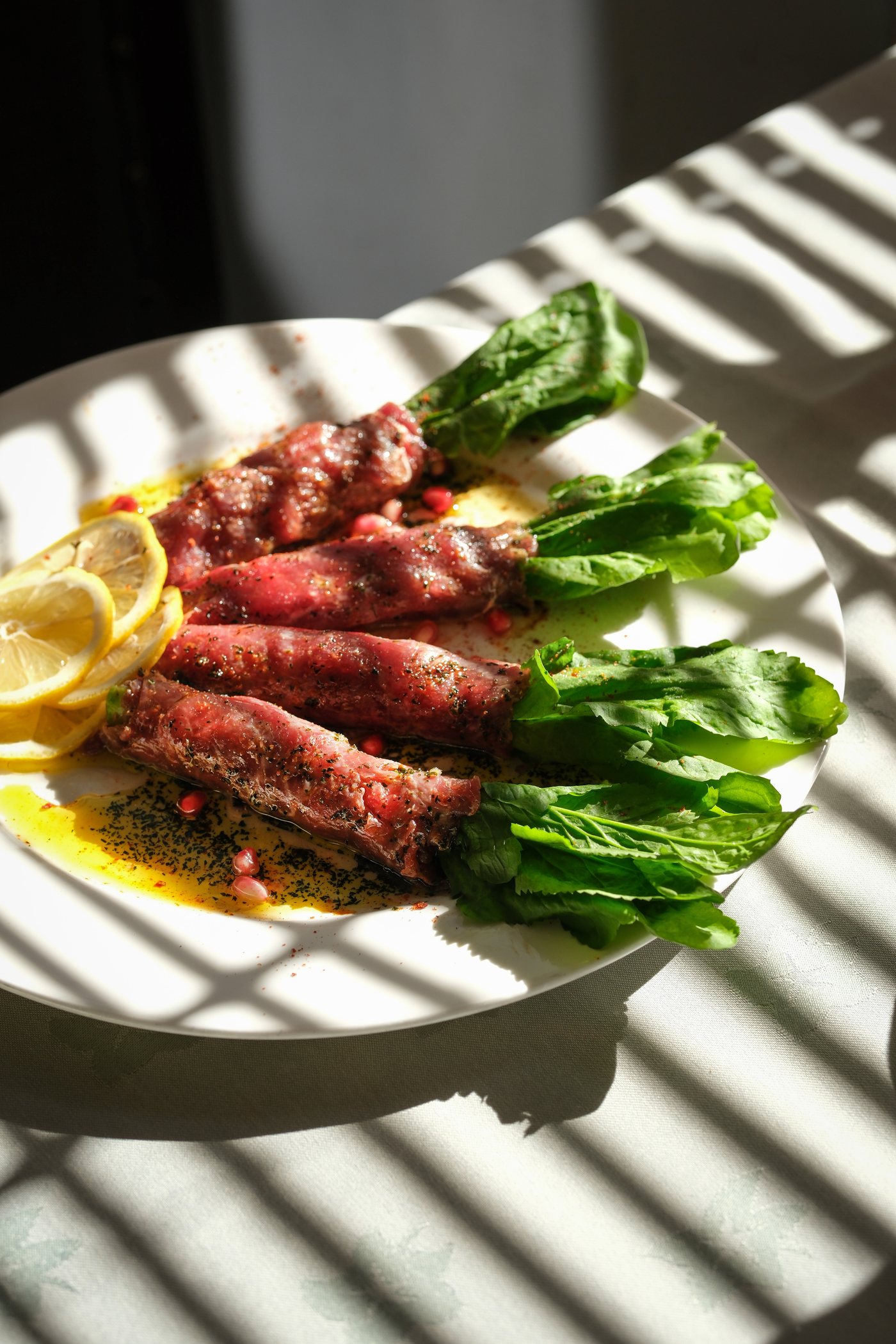 Grilled beef wraps with lemon